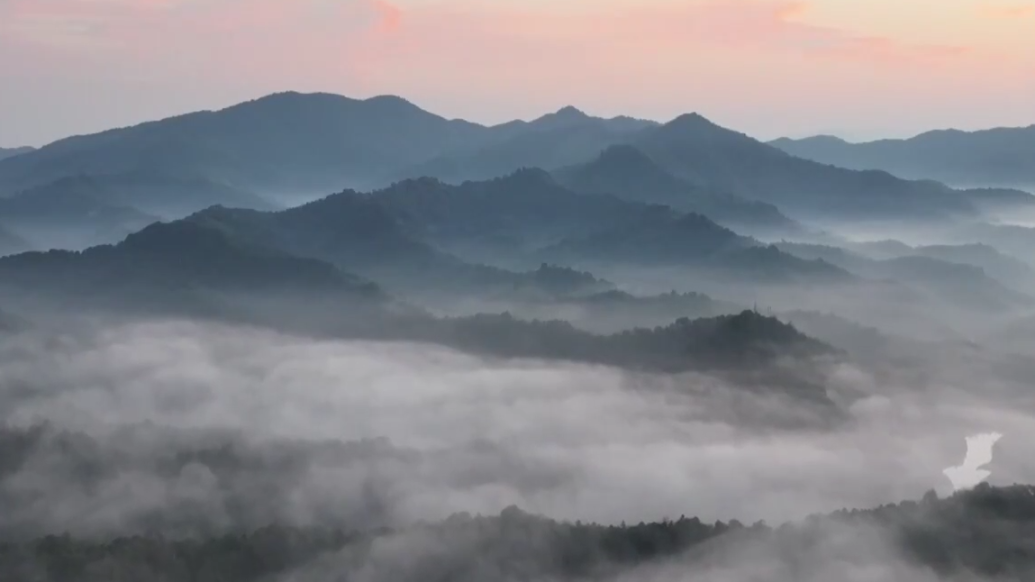 江西吉安：雾锁群山，壮美如画