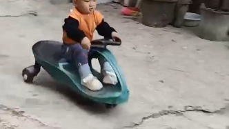 1岁半男孩斜坡玩扭扭车，还会“摆尾、漂移、刹停”
