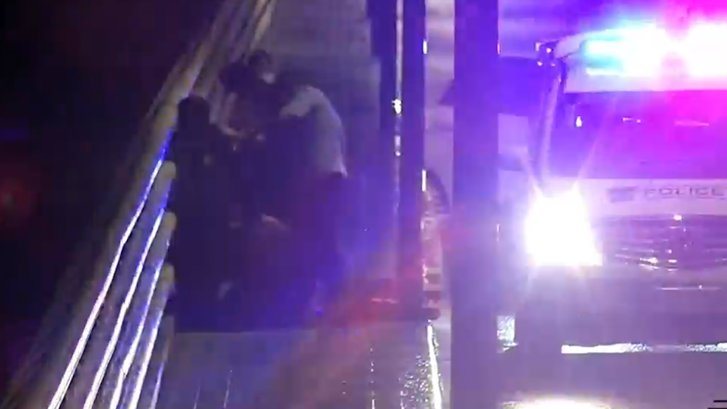 “别下去”！男子坐大桥围栏外，民警救援声嘶力竭嘶吼