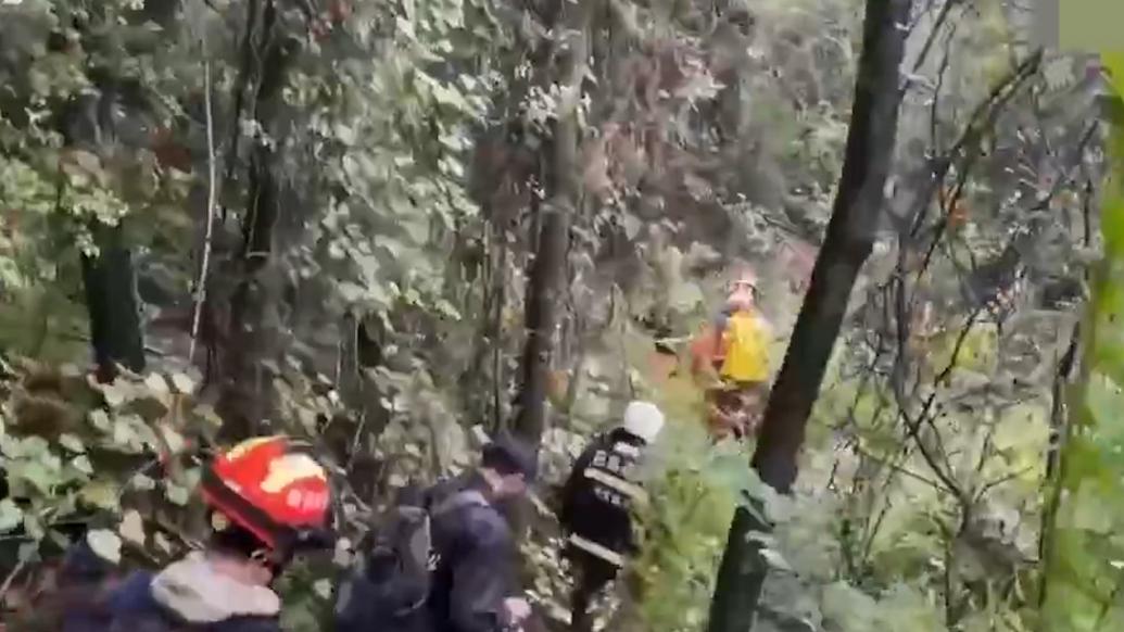 5名大学生登山迷路，消防员找了一整夜