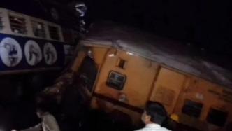 印度安得拉邦列车脱轨事故已造成至少10人死亡