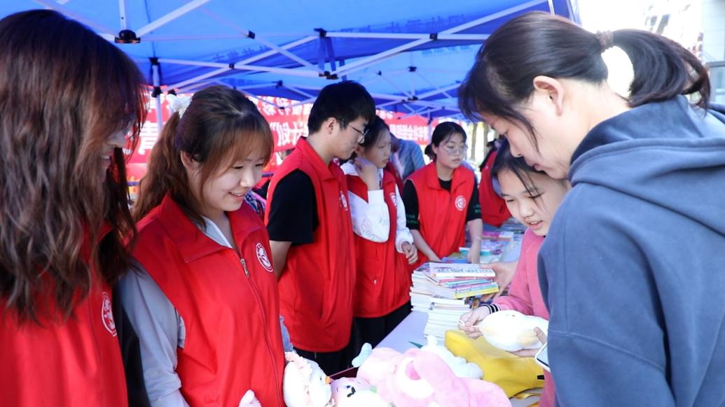 25名大学生带闲置物品到公益集市摆摊售卖