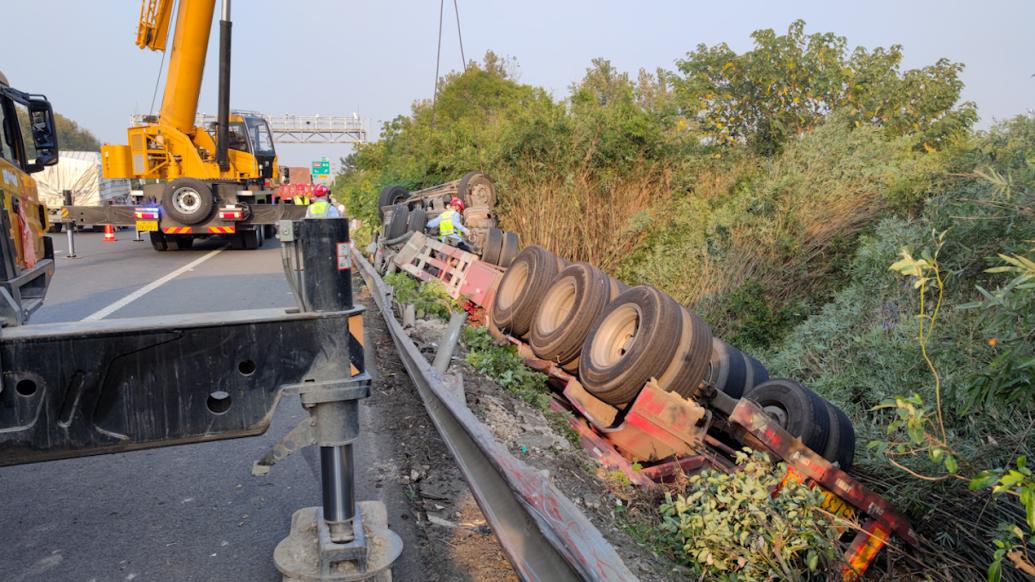 惊险！集装箱半挂车避让不及冲破护栏翻车，大型吊车紧急施救