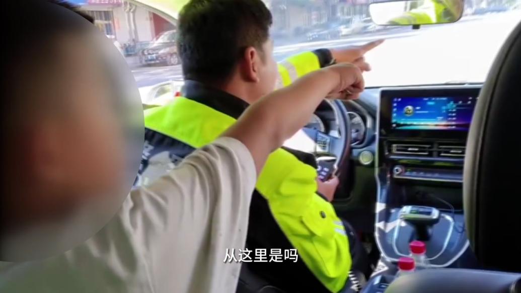 偶遇迷路小男孩，暖心交警护送回家