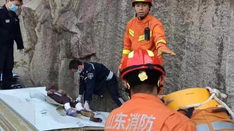 七旬老人跌落20米崖壁，消防抬担架救援