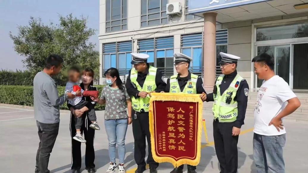 幼儿手指断裂急需就医，交警紧急护送转危为安