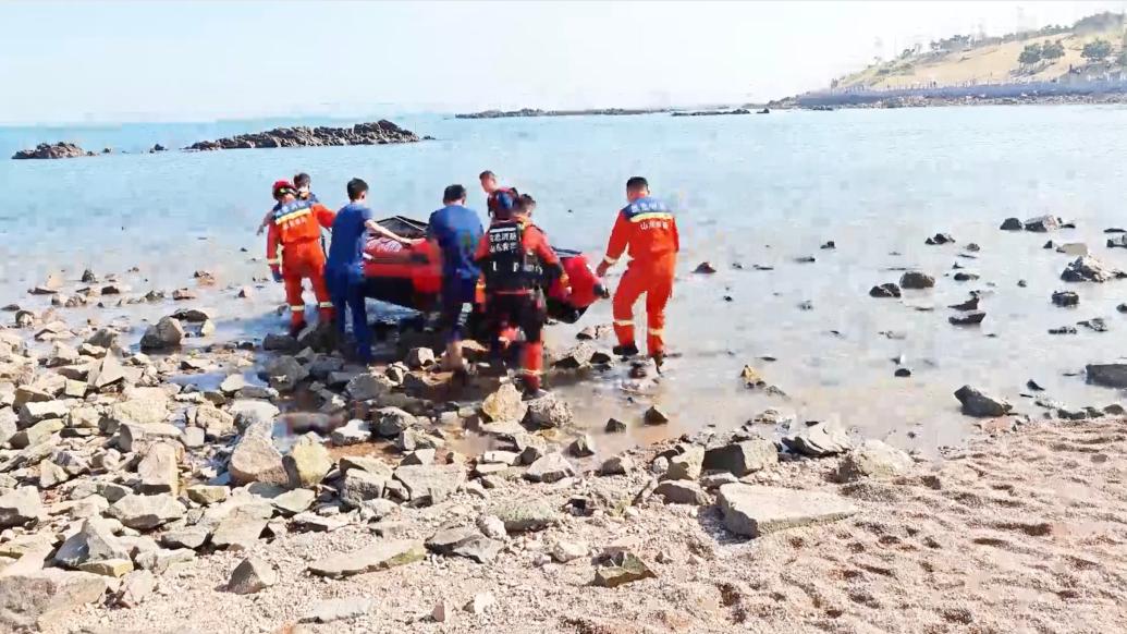 三名游客被困海上礁石，消防驾舟救回
