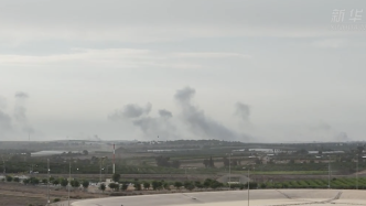以军持续炮击加沙地带北部城镇，部分建筑被袭后升起浓烟
