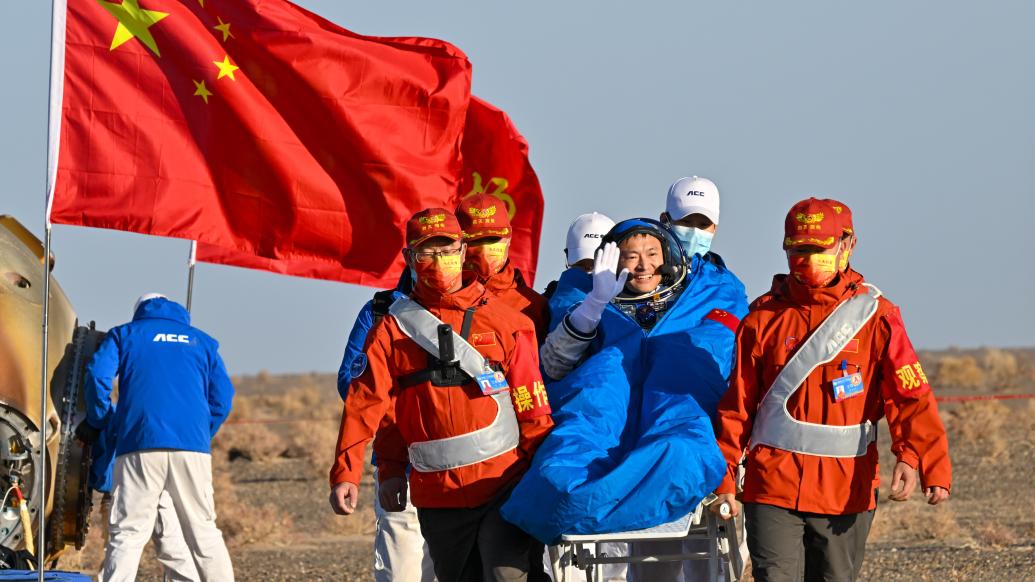神十六任務(wù)圓滿成功!記者在東風(fēng)著陸場(chǎng)直擊航天員出艙