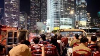 乘敞篷巴士夜游香港，与风同行