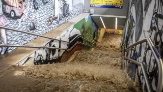 直击｜暴雨侵袭河水暴涨，意大利米兰多个街区被淹没