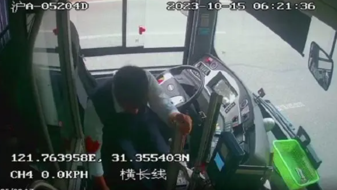 行驶中突发脑梗，上海这司机用仅剩的力气保住18名乘客安全