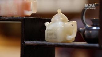 在茶壶上刻“毫米茶经”展现中国工艺之美