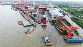 江苏扬州：万吨级纯电动集装箱船长江试航