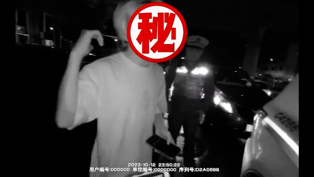 和女友吵架，18岁小伙赌气无证酒驾还求警察把他抓进去