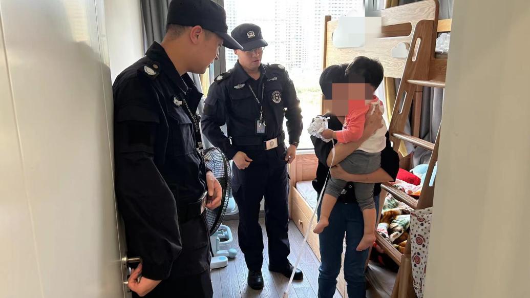 两岁萌娃误将自己反锁屋内，民警破门营救