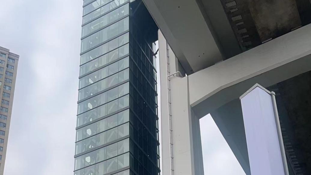 上朝天门长江大桥也能坐电梯了