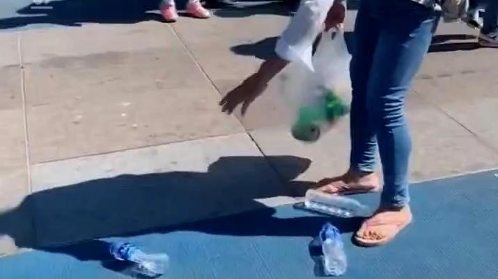 “拍6秒,8秒也行”,女子丟塑料瓶再撿起疑似擺拍,賬號被禁止發布作品