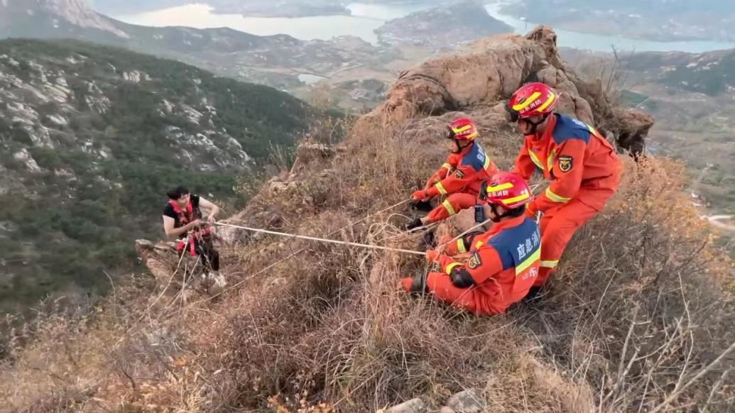 男子爬山时被困400米悬崖峭壁，消防员索降救起