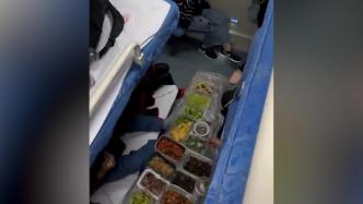 乘客自带一桌饭菜在火车上聚餐，网友：这不是硬卧车厢是硬菜车厢