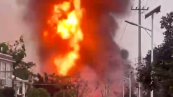 四川雅安境内一油罐车发生爆炸燃烧事故，已致2死2伤