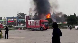 雅安一高速服务区内油罐车爆炸引燃两辆货车，已致2死2伤