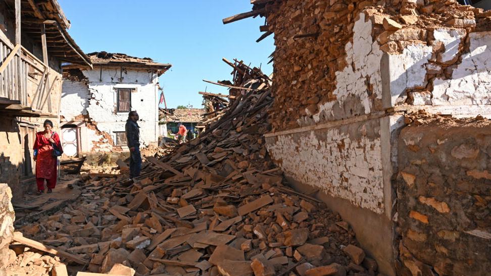 尼泊尔地震部分伤员已被送往附近医院安置