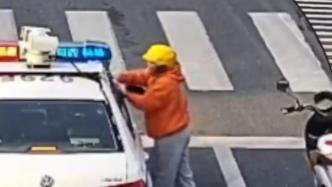 暖心一幕！民警执勤途中被男子投喂一袋橘子