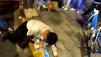 上海街头一男子横穿马路还躺地耍无赖，交警：是男人敢作敢当