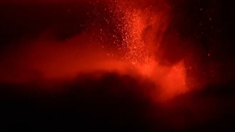 意大利埃特纳火山再次喷发，火山灰柱冲上数千米的高空