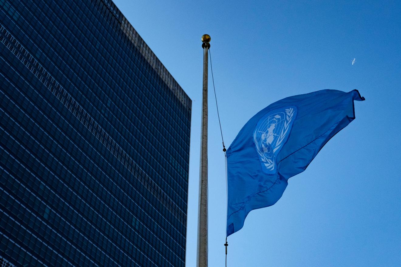 联合国旗降半旗图片
