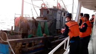 渔船在海域失去动力3人被困，海警搜寻一夜成功营救