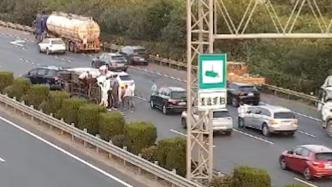 沪杭高速上一货车侧翻，9名热心男子协力救出司机