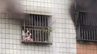 视频丨火场中女子抱紧孩童被困阳台，维修工与消防员合力救下
