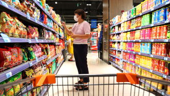 10月社会消费品零售总额同比增长7.6%，比上月加快2.1个百分点