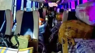 大客车“硬座”变“卧铺”睡16人，驾驶员被罚1400元