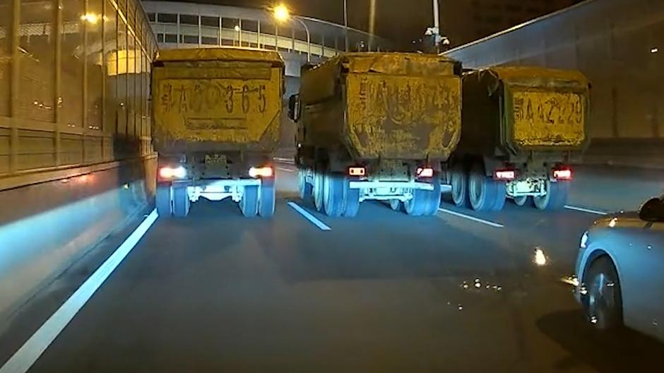 三辆渣土车高架桥上打双闪并排行驶，武汉交警：处罚驾驶员及企业