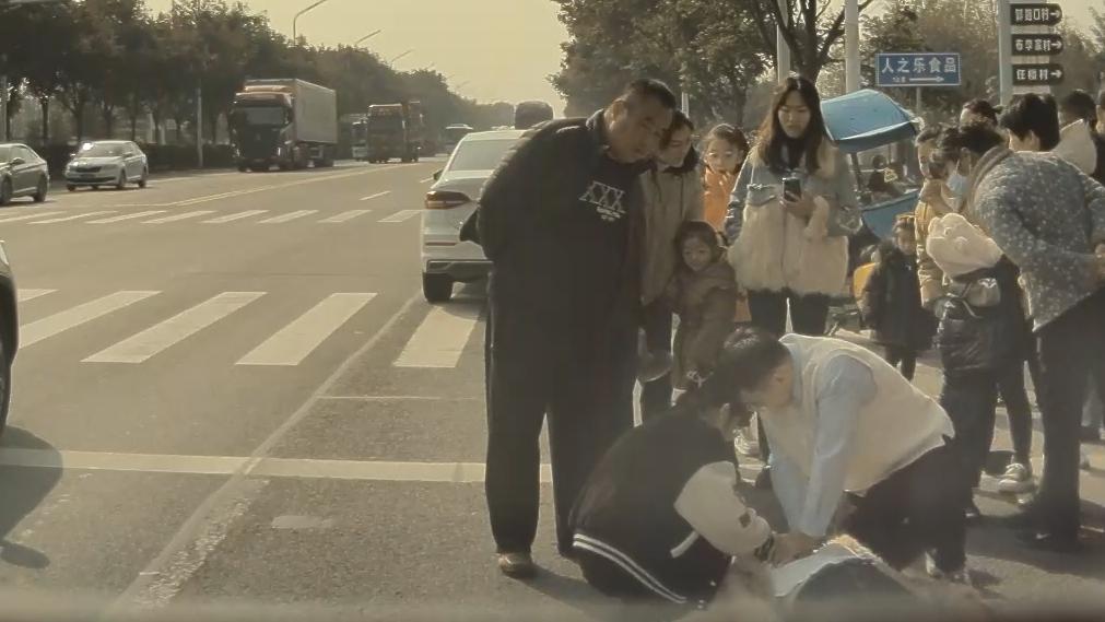 女子倒地昏迷，小伙利用培训知识为其心肺复苏救回