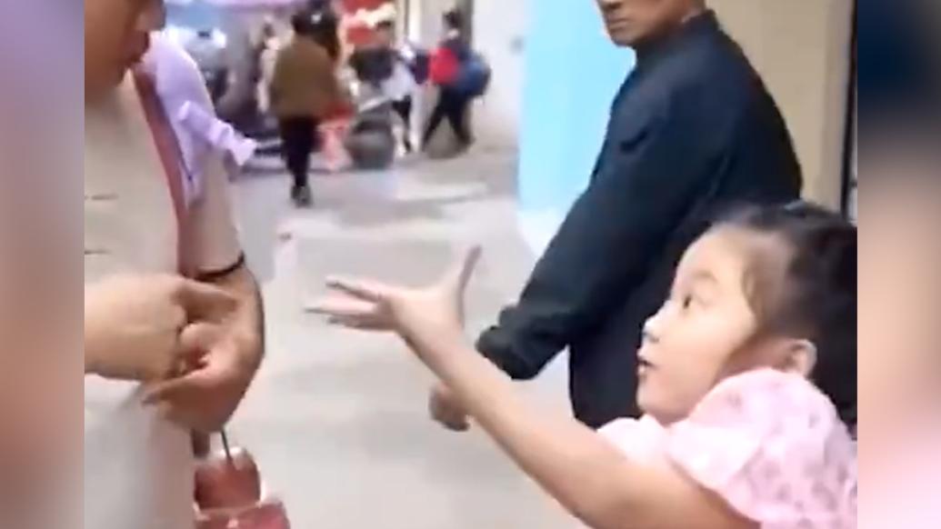 愛雖無聲勝有聲,6歲女兒在修腳店給聽障父親當翻譯