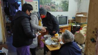 得知老两口患病生活困难，志愿者连续两年每天轮流为他们送饭