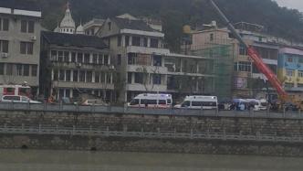 温州市永嘉县桥头镇一民房坍塌，4人被困