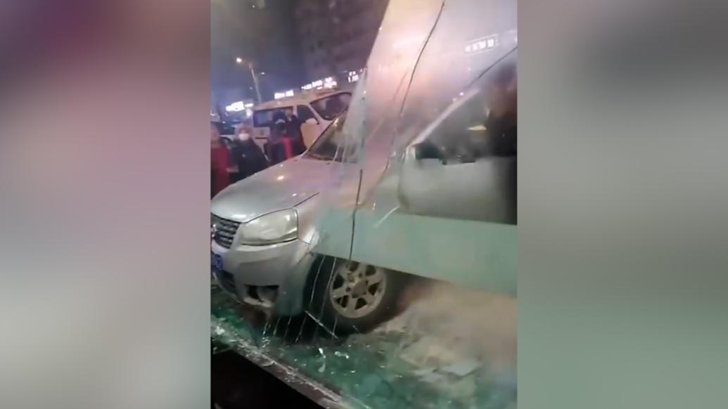 哈尔滨一辆皮卡车开进饭店，老板：挂错挡，有人轻微受伤
