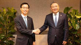 商务部部长王文涛会见韩国产业通商资源部长官方文圭