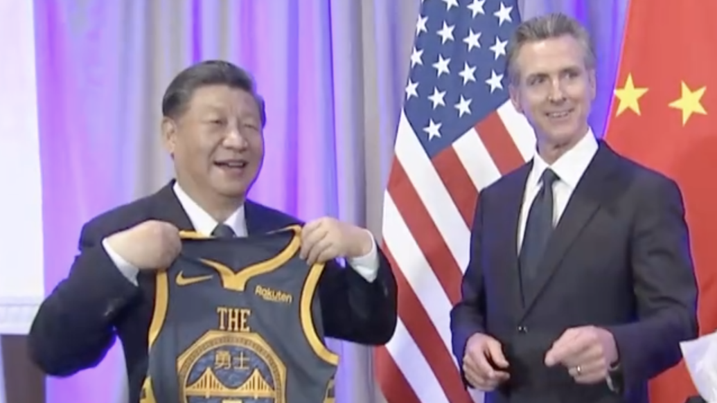 加州州长递上NBA勇士队球衣，告诉习主席：您是最神勇的！