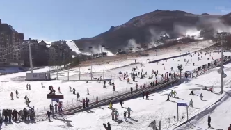 雪季来临，河北崇礼多家滑雪场“开板”迎客