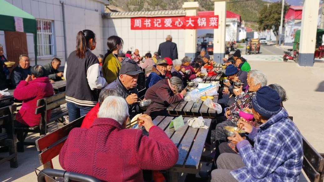 村干部为村里老人免费提供午餐：想提倡孝道