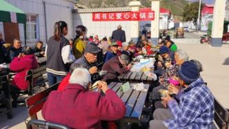 村干部为村里老人免费提供午餐：想提倡孝道
