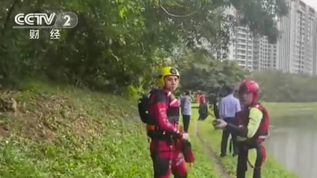 女子突然跳進水利溝，消防員飛身撲入溝中