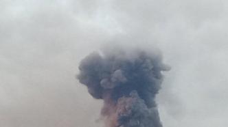 印尼杜科诺火山喷发，火山灰柱高度达2090米