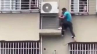 幼童被困20米高空热心路人爬窗施救